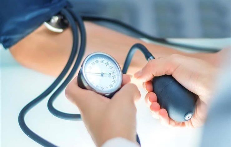 اسباب ارتفاع ضغط الدم المفاجئ واعراضه ومضاعفاته وطرق علاجه
