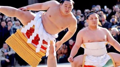 لماذا يحمل حكم رياضة السومو اليابانية خنجرا في يده