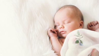 تفسير حلم ولادة طفل بعضوين في المنام