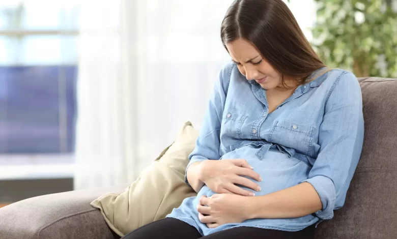 أسباب آلام أعلى البطن أثناء الحمل