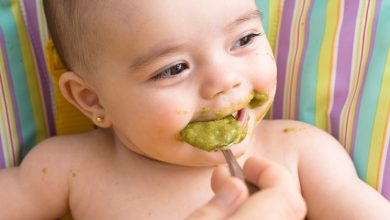 أفضل الأطعمة لتغذية طفلك قبل أن يبلغ عامه الأول