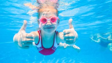 العمر المناسب لتعليم الأطفال السباحة