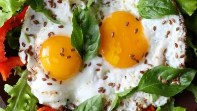 طريقة عمل البيض بالأعشاب والريحان لوجبة فطور صحية