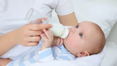 كم مل يحتاج الرضيع من الحليب الطبيعي