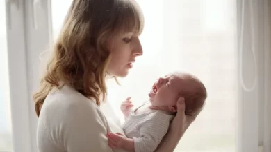 لماذا يبكي الطفل عند الرضاعة