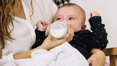 العلاقة بين إمساك الرضيع والحليب الصناعي