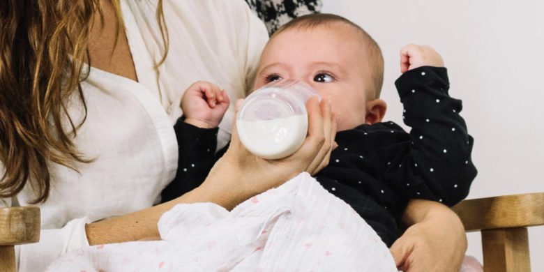 العلاقة بين إمساك الرضيع والحليب الصناعي