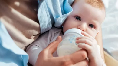 علامات شبع الرضيع من الحليب الصناعي