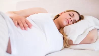 3 وضعيات خاطئة لنوم الحامل تضر الجنين