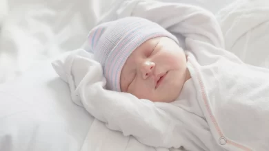 تفسير حلم ولادة طفل أكبر من عمره بالمنام