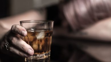 أضرار إدمان الكحول على الصحة البدنية والنفسية