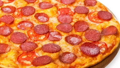 طريقة عمل البيتزا بالسوسيس والجبنة