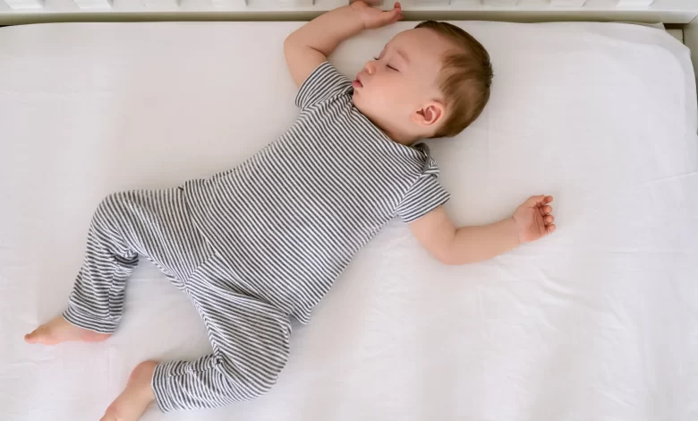 مخاطر نوم الرضع على الوسادة قبل سنتين من العمر دراسة تحذر