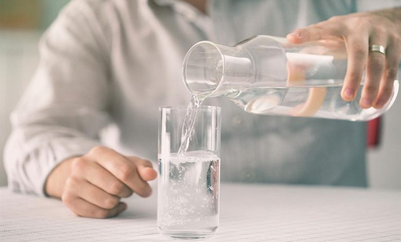 الإفراط في شرب الماء بين الإفطار والسحور.. هل هو خطر على صحتك؟