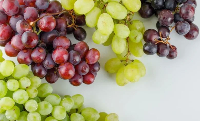 فوائد وأضرار تناول العنب بكميات كبيرة للجسم