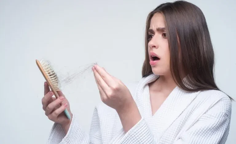 أنواع تساقط الشعر لدى النساء الأسباب والعلاج
