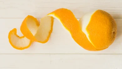 فوائد قشر البرتقال واستخداماته المذهلة والتحذيرات