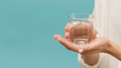 أضرار شرب الماء بكثرة.. كيف تحمي صحتك بشكل صحيح؟