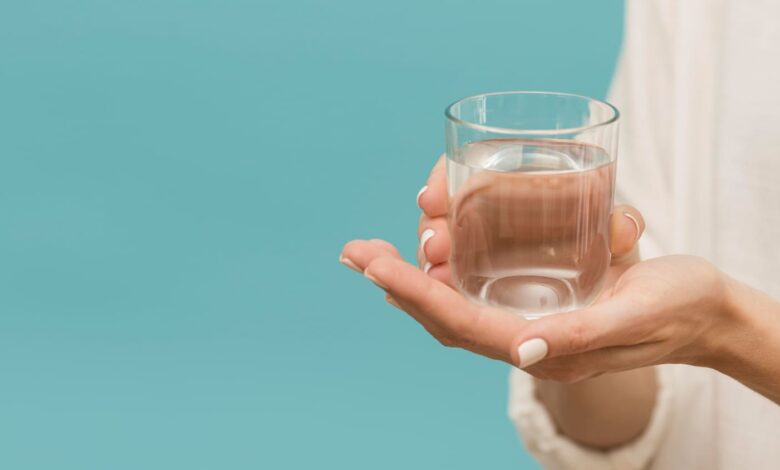 أضرار شرب الماء بكثرة.. كيف تحمي صحتك بشكل صحيح؟