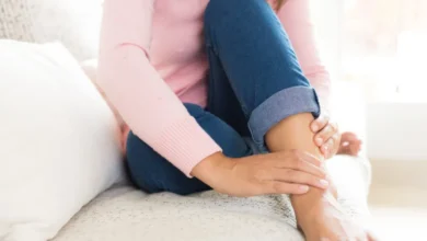 الأسباب الشائعة لتورم القدمين لدى النساء والعلاج المناسب