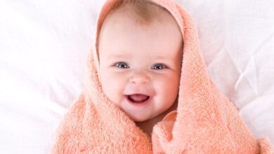 مراحل نمو الرضيع منذ الولادة حتى عمر 6 أشهر