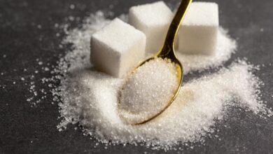 هل السكر أكثر خطورة من الدهون؟ تقرير علمي يجيب
