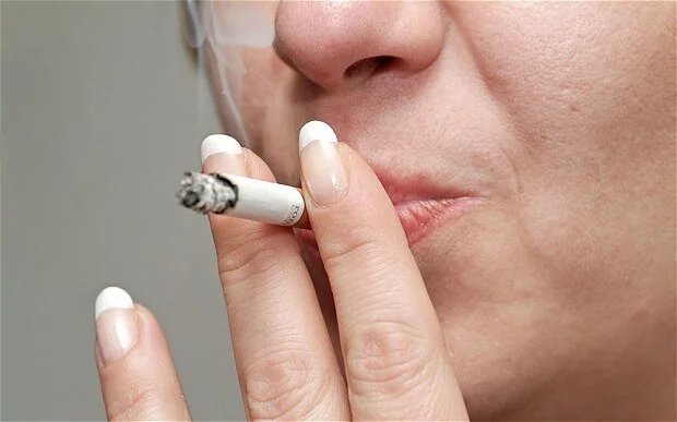 التخلص من آثار التدخين على الشفاه: طرق آمنة لاستعادة مظهر صحي