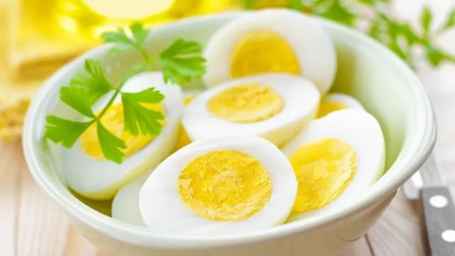 مدة صلاحية البيض المسلوق في الثلاجة وخارجها