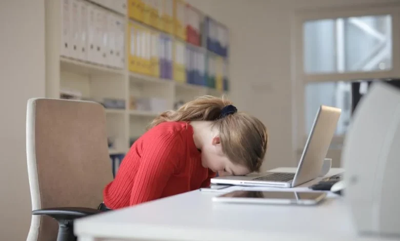 الإرهاق والاكتئاب كيف تميزين بين التعب العابر وأعراض الاكتئاب