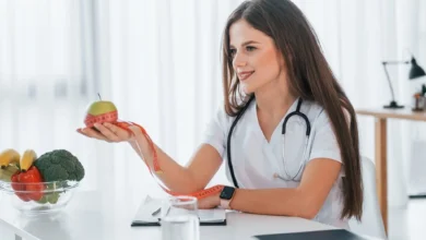 شخص يناقش مع الطبيب علاقة الأدوية النفسية بزيادة الوزن وطرق التحكم الآمن فيها