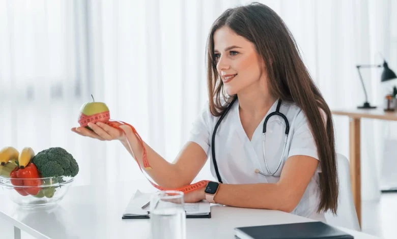 شخص يناقش مع الطبيب علاقة الأدوية النفسية بزيادة الوزن وطرق التحكم الآمن فيها