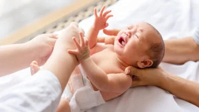 قلة التبرز عند الرضع والفرق بينها وبين الإمساك
