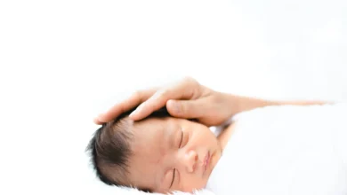 طفلك حديث الولادة وأبرز المظاهر الطبيعية في أيامه الأولى
