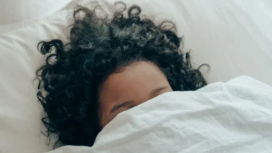مريض يتحرك أثناء النوم بسبب اضطراب نوم حركة العين السريعة السلوكي