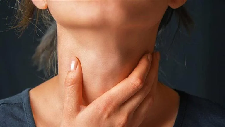 7 علامات تشير لمشكلة في الغدة الدرقية ومتى تحتاج إلى الفحص؟