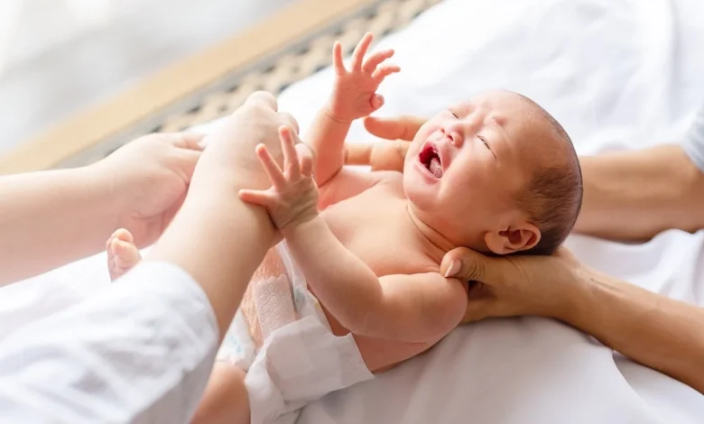 قلة التبرز عند الرضع فهم أسبابها وكيفية التعامل