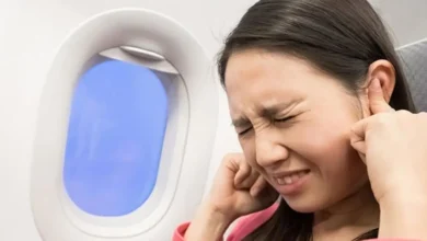 كيفية تجنب مشكلة ضغط الأذن عند هبوط الطائرة