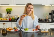 3 أطعمة مضادة للالتهاب لصحة الأمعاء تنصح بها اختصاصية